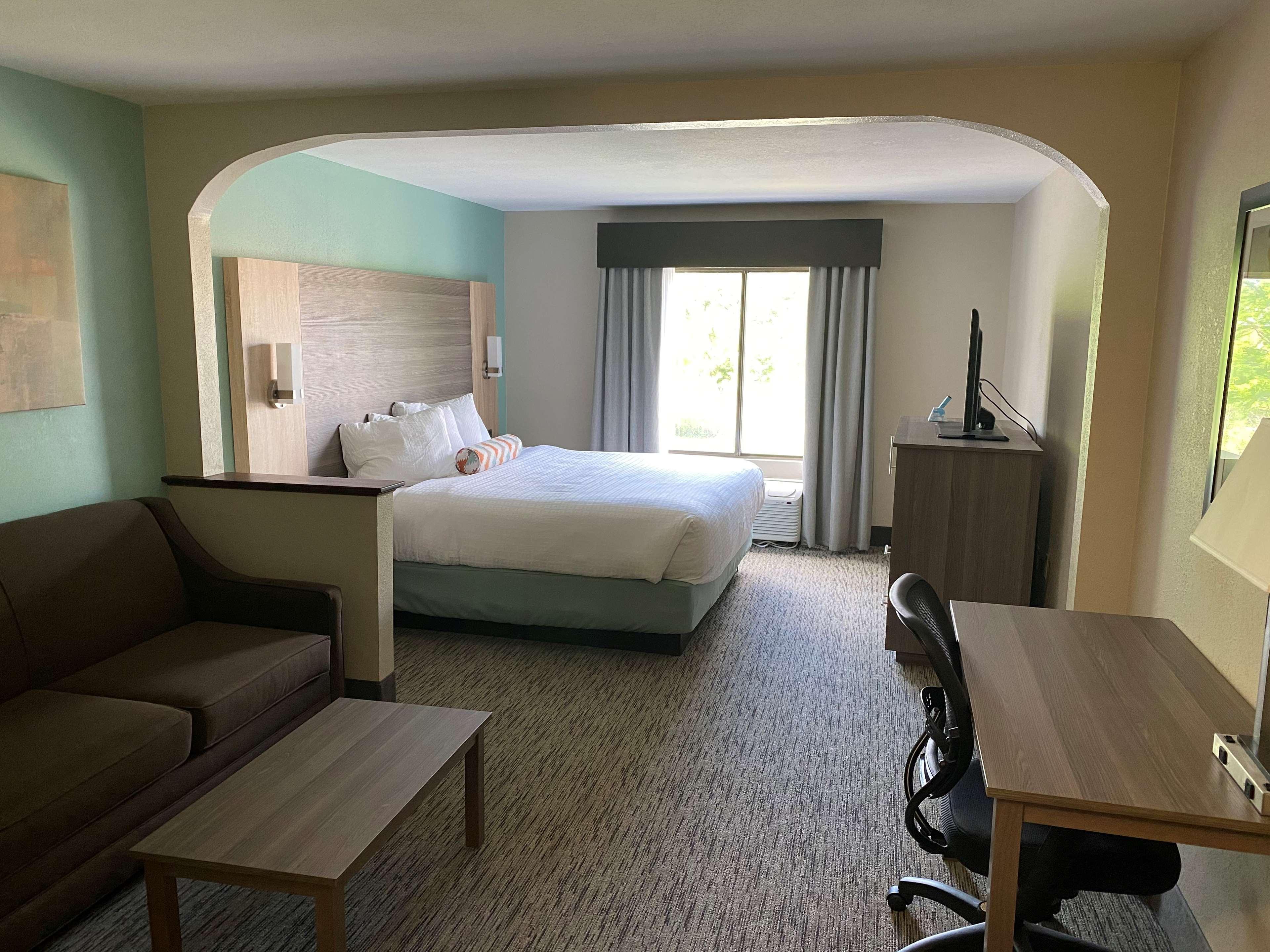 Western Executive & Hotel 3*